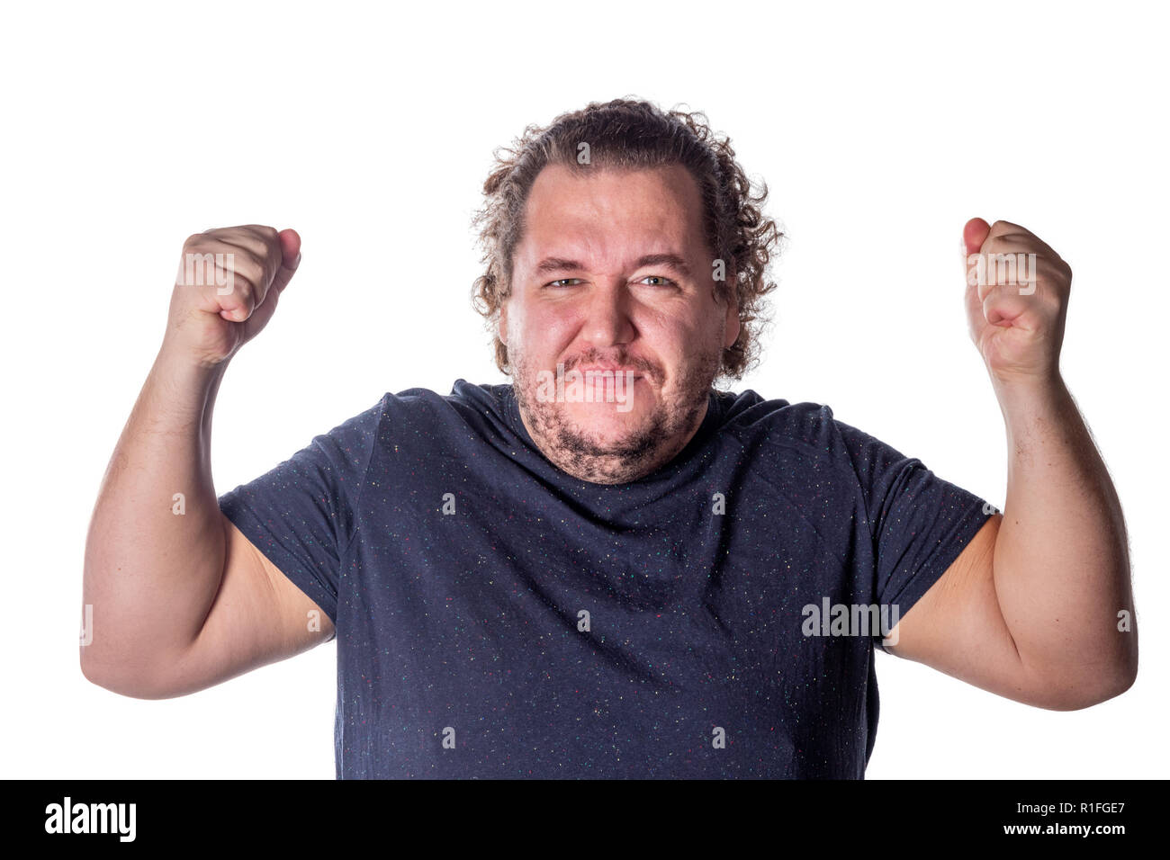 L'uomo grida, sollevando le sue mani fino a pugni. Foto Stock
