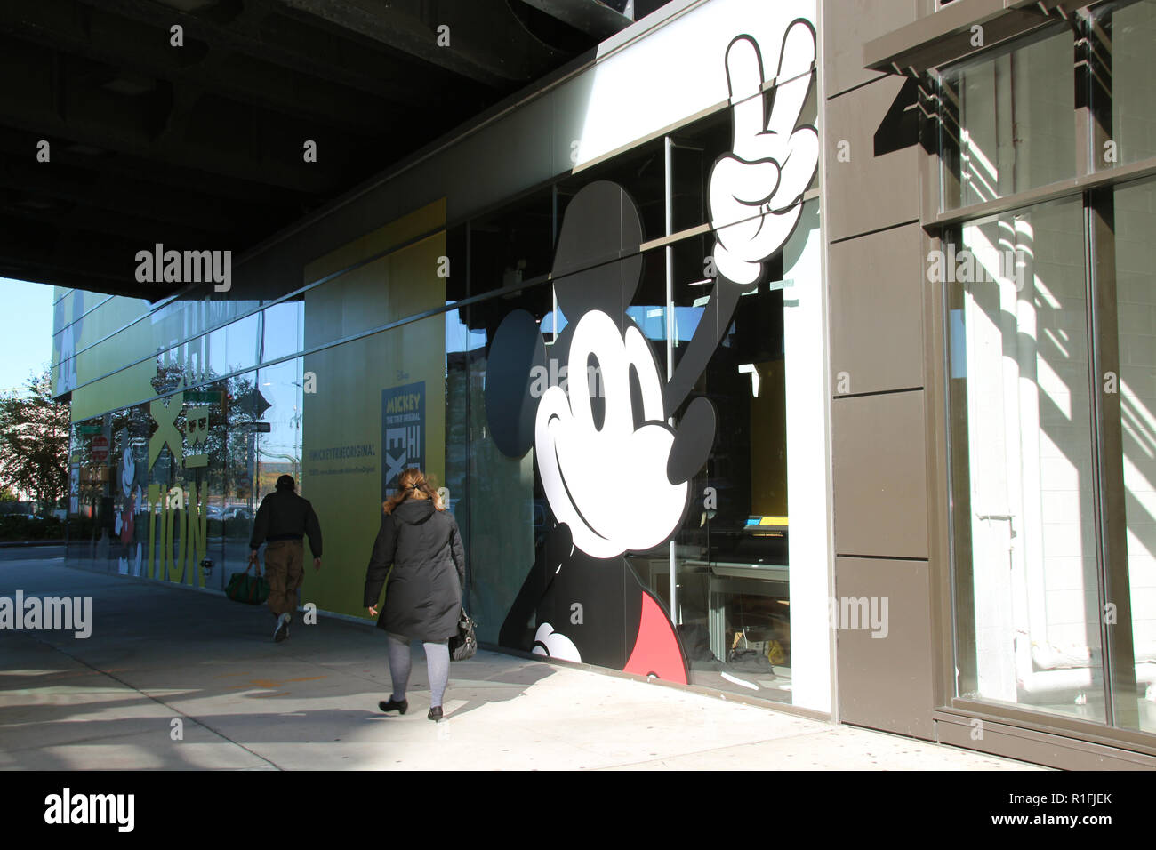 New York, Stati Uniti d'America. 08 Nov, 2018. Il pop-up museo 'Mickey: Il vero originale mostra', un topolino museo che è stata temporaneamente aperto specialmente per il novantesimo compleanno del culto personaggio dei fumetti. Più famose al mondo per il mouse festeggia il suo compleanno: esattamente 90 anni fa, Micky Maus è stata vista per la prima volta sulla scena mondiale nel cartoon 'Steamboat Willie'. Per questo giorno, la figura ispira i bambini e gli adulti - ma il suo impero commerciale è minacciata. (A dpa 'piena potenza commerciale avanti: Mickey Mouse diventa 90 anni' dal 12.11.2018) Credito: Christina Horsten/dpa/Alamy Live News Foto Stock