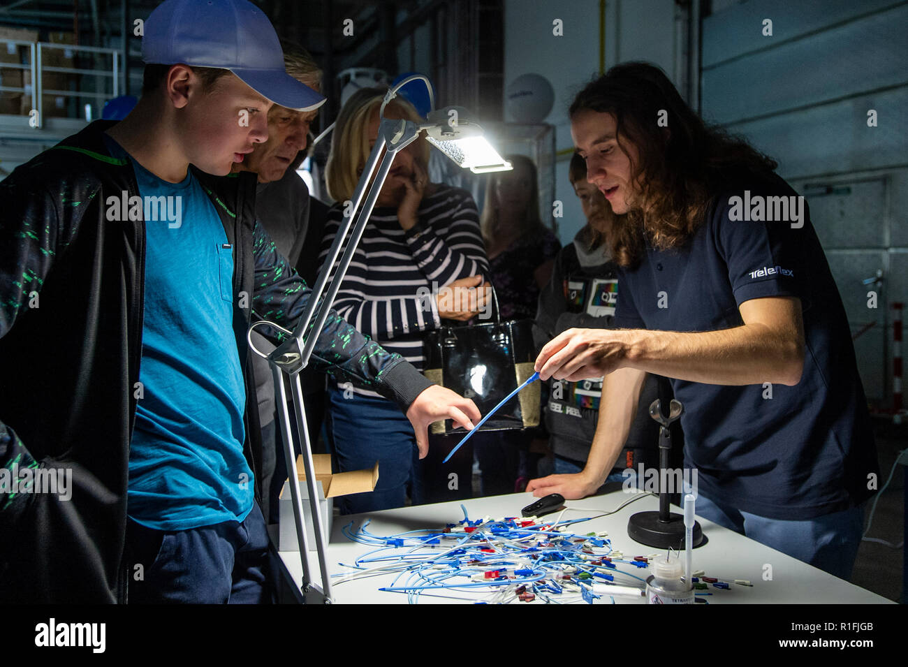 Hradec Kralove, Repubblica Ceca. Decimo Nov, 2018. Teleflex dispositivi medici produttore ha organizzato un open house a Hradec Kralove, Repubblica Ceca, il 10 novembre 2018. Sulla foto si vede una parte della produzione di diametro esterno del catetere venoso centrale (CVC). Credito: David Tanecek/CTK foto/Alamy Live News Foto Stock