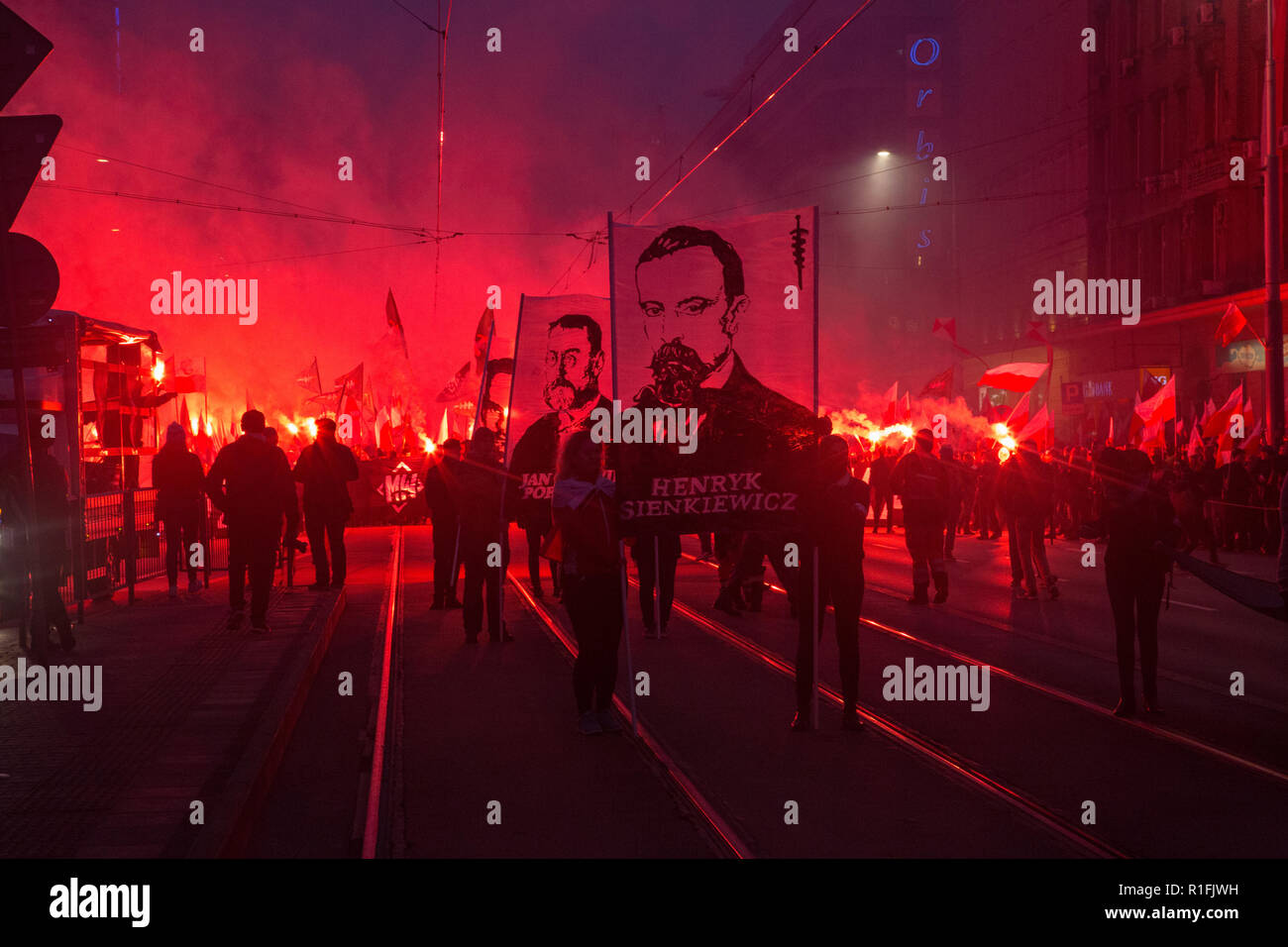 Varsavia, Polonia, 11 Novembre 2018: Celebrazioni del polacco del Giorno di indipendenza in una massa marzo che ha raccolto più di 200 mila persone. All-Polish Gioventù (Młodzież Wszechpolska) con banner di Henryk Sienkiewicz Foto Stock