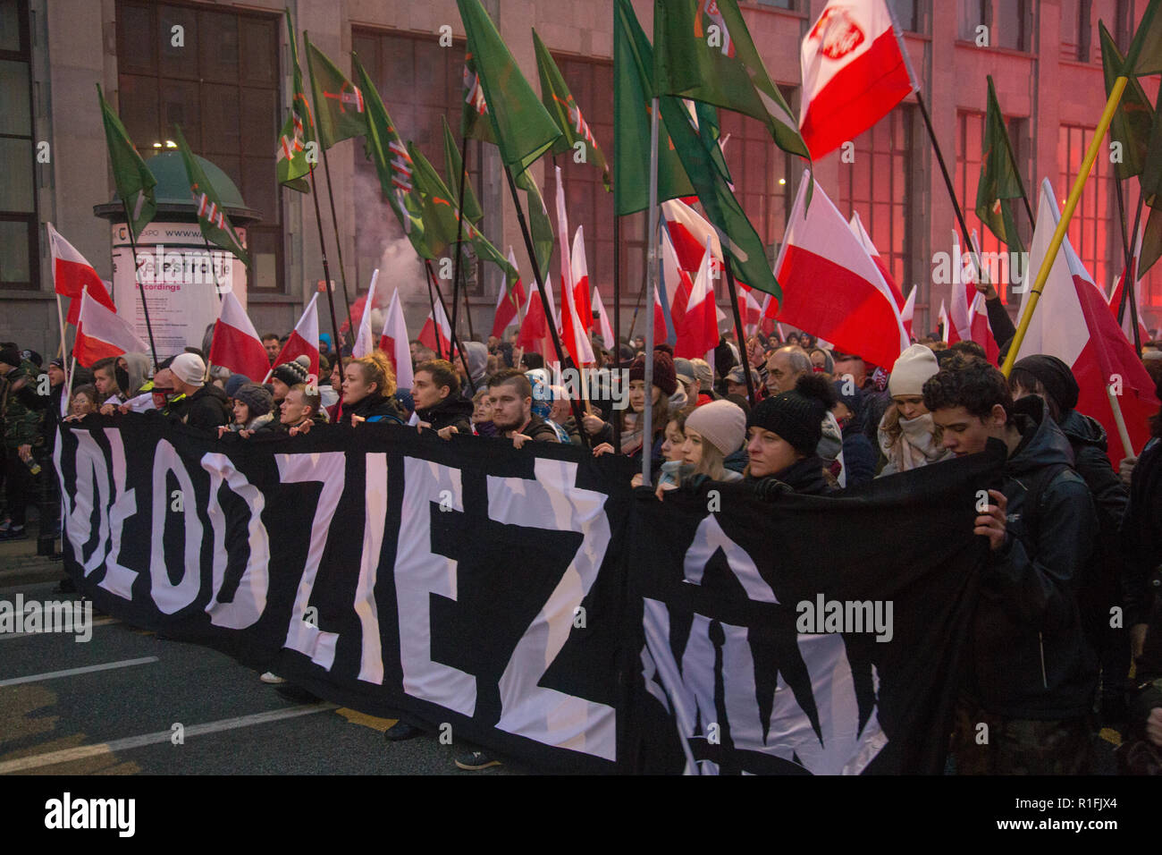 Varsavia, Polonia, 11 Novembre 2018: Celebrazioni del polacco del Giorno di indipendenza in una massa marzo che ha raccolto più di 200 mila persone. All-Polish Gioventù (Młodzież Wszechpolska) Foto Stock