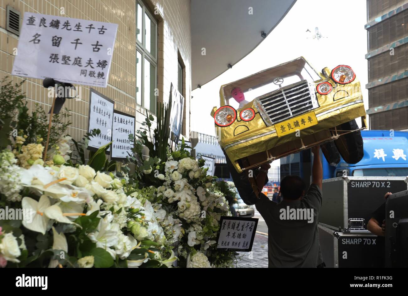 Hong Kong. Xii Nov, 2018. Un foglio di carta-auto predisposto, un offerta per i morti viene effettuata delle pompe funebri dopo aver visualizzato presso il Memorial Hall. Memoriale di servizio del tardo JIN YONG, ( di età compresa tra i 94 ) la più celebrata di Hong Kong romanziere Wuxia è tenuto oggi presso la Hong Kong Funeral House.Nov-12, 2018 Hong Kong.ZUMA/Liau Chung-ren Credito: Liau Chung-ren/ZUMA filo/Alamy Live News Foto Stock