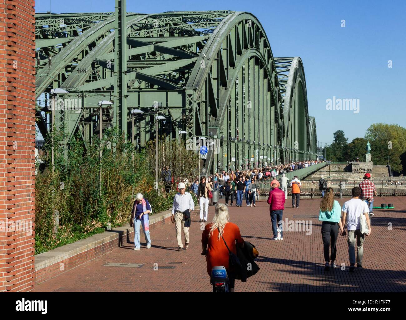 Il ponte di Hohenzollern conduce dalla stazione ferroviaria centrale di Colonia all'altra riva del Reno. Con più di 1.200 treni al giorno, il ponte è il più trafficato ponte ferroviario in Germania. (27 settembre 2018) | utilizzo in tutto il mondo Foto Stock