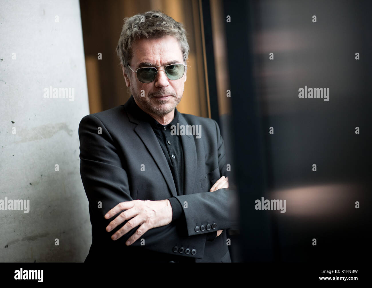 Amburgo, Germania. Xii Nov, 2018. Il musicista Jean-Michel Jarre a scattare una foto prima di una conferenza stampa sul programma 'Inverno di Luna' ad arte. Credito: Christian Charisius/dpa/Alamy Live News Foto Stock