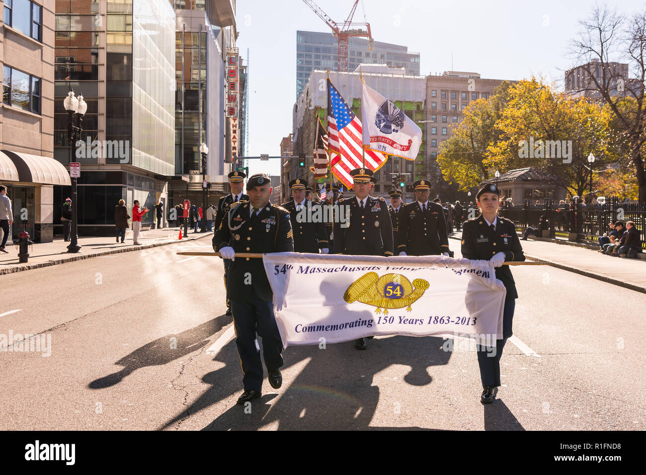 Boston, Massachusetts, USA. 11 Novembre, 2018. I soldati della 54th Massachusetts reggimento volontari della massa la Guardia Nazionale a piedi nel 2018 Boston reduci dalla parata del giorno. Maia Kennedy/Alamy Live News Foto Stock