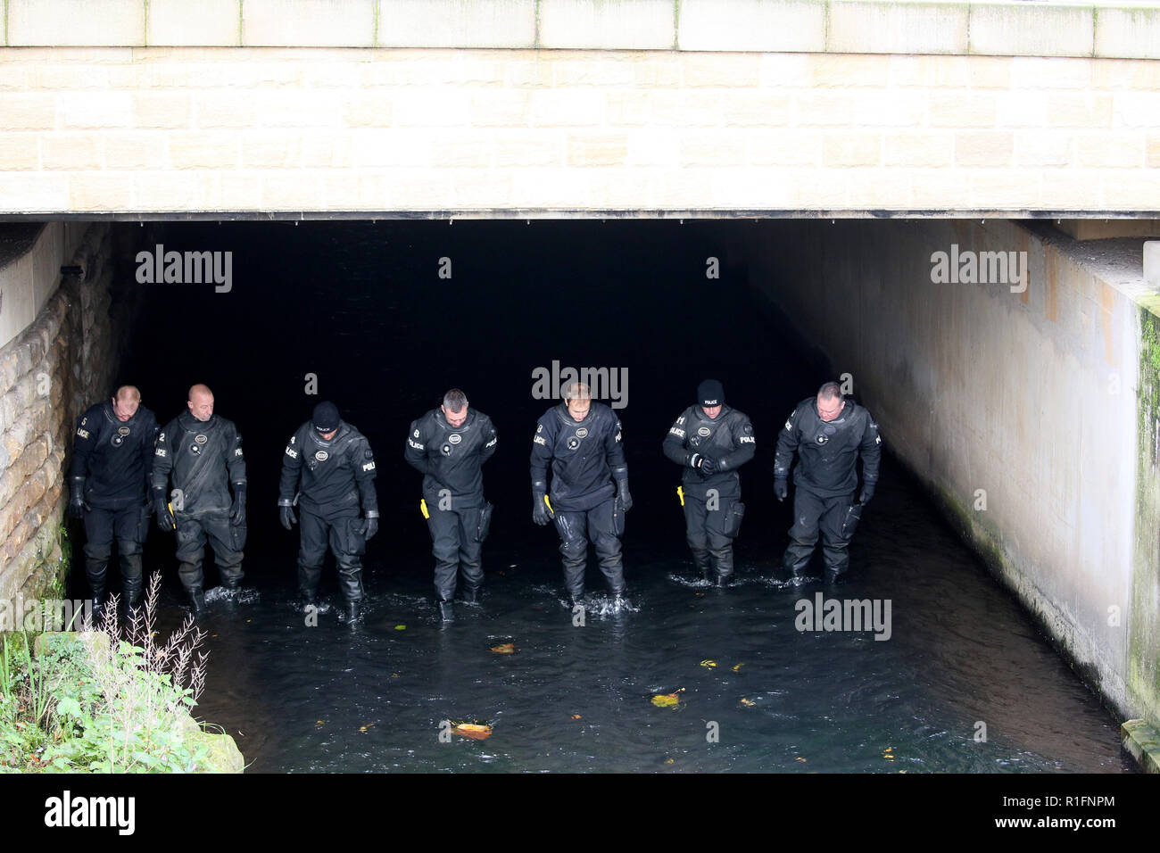 Rochdale, Lancashire, Regno Unito. 12 Novembre, 2018. La polizia di nord-ovest sottomarino di ricerca e unità di Marino sta conducendo una ricerca del Fiume Roche in Rochdale centro città. Attualmente non vi è alcuna informazione stato rilasciato suggerendo che cosa stanno cercando. Rochdale, Regno Unito, 12 novembre 2018 (C)Barbara Cook/Alamy Live News Foto Stock