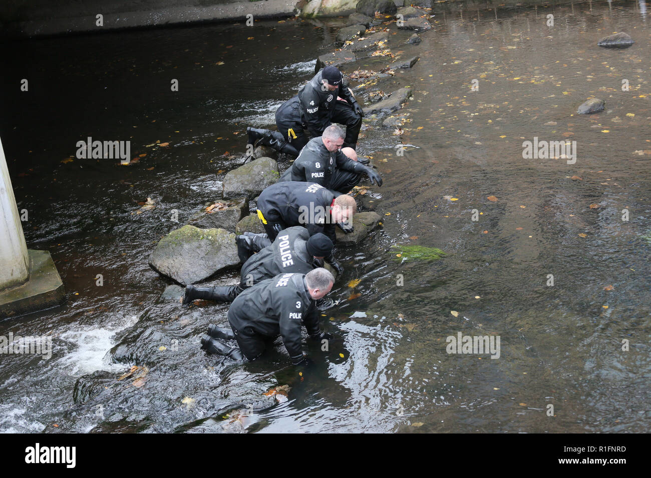 Rochdale, Lancashire, Regno Unito. 12 Novembre, 2018. La polizia di nord-ovest sottomarino di ricerca e unità di Marino sta conducendo una ricerca del Fiume Roche in Rochdale centro città. Attualmente non vi è alcuna informazione stato rilasciato suggerendo che cosa stanno cercando. Rochdale, Regno Unito, 12 novembre 2018 (C)Barbara Cook/Alamy Live News Foto Stock