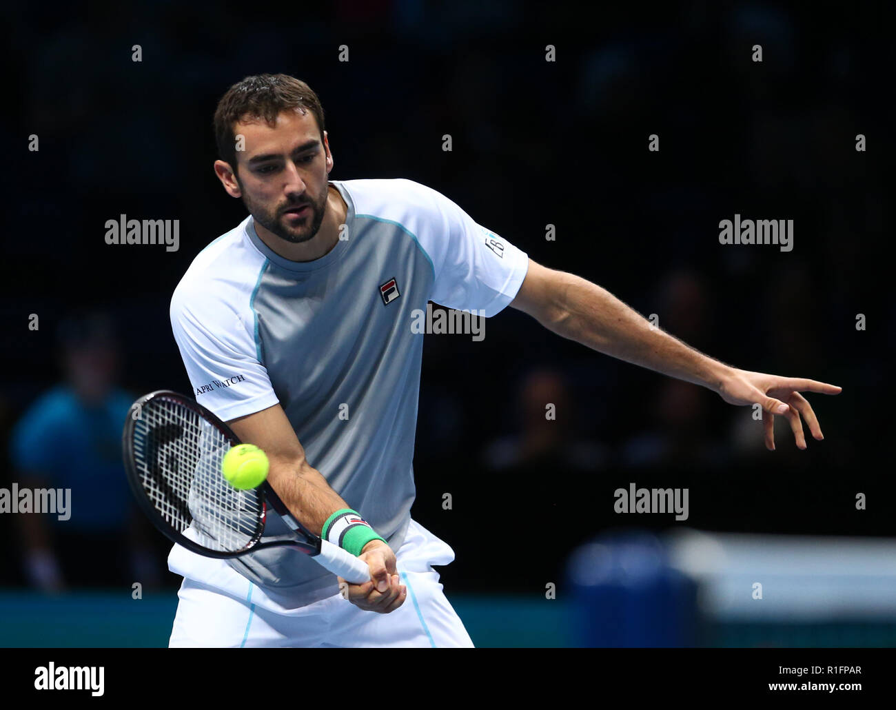 Londra, Regno Unito. Novembre 12, 2018. Marin Clilic (FRA) restituisce a Alexander Zverev (GER) durante il giorno uno Singlesof il Nitto ATP World Tour Finals giocato all'O2 Arena di Londra il 12 novembre 2018. Azione di Credito Foto Sport Credit: Azione Foto Sport/Alamy Live News Foto Stock