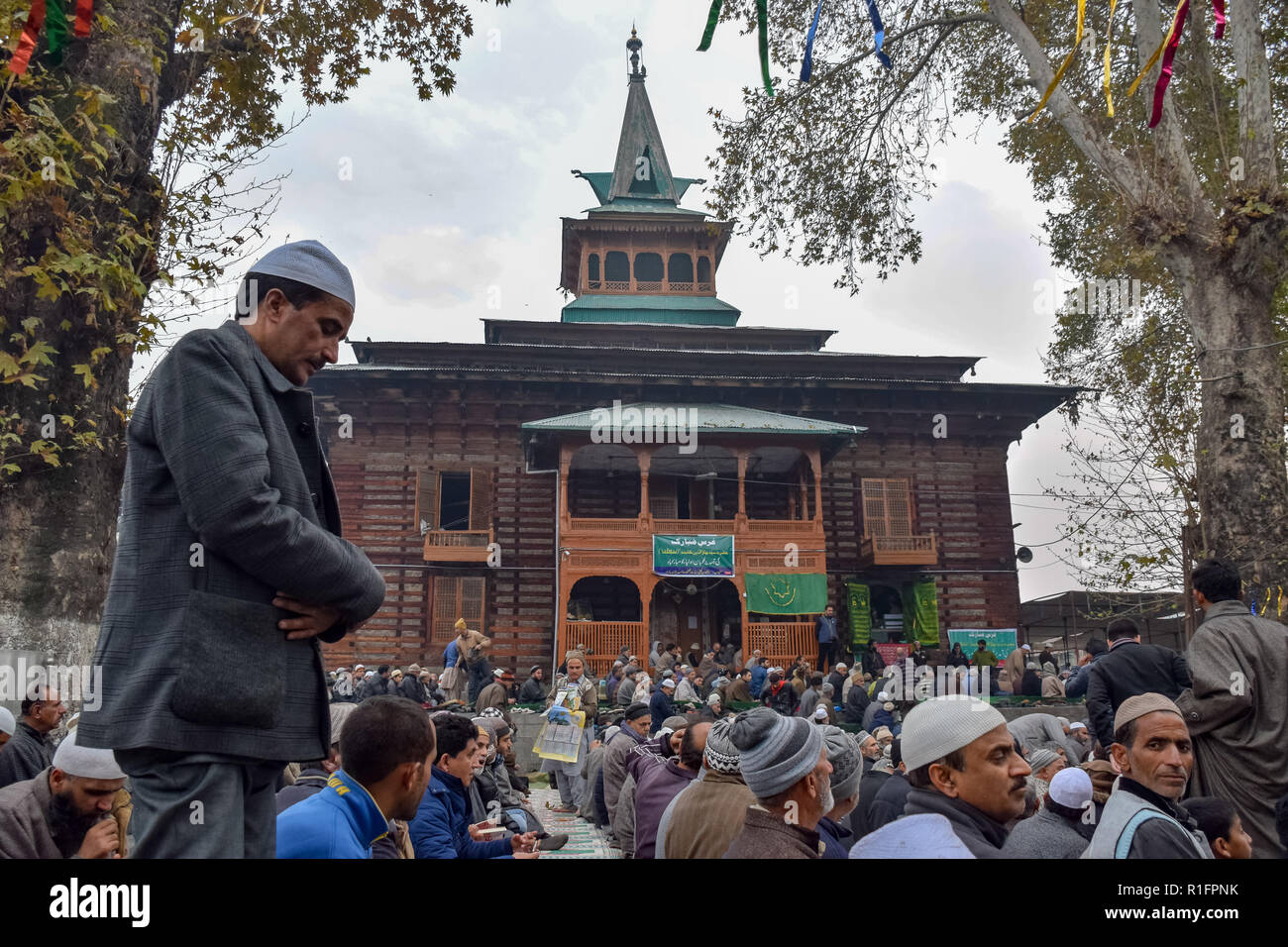 Un musulmano del Kashmir uomo visto pregare presso un santuario del Santo Sufi Khwaja Naqshband Sahib in Srinagar. Migliaia di musulmani si sono riuniti per offrire il tradizionale 'Khawaja Digar'' massa speciali preghiere per contrassegnare il URS (anniversario della morte di Santo Sufi Khwaja Naqshband Sahib al suo santuario nella Khwaja Bazar area in Srinagar. Foto Stock