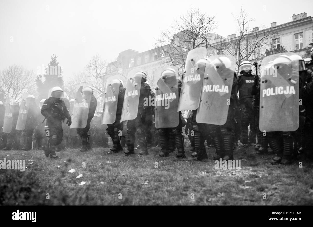 Varsavia, Polonia. 11 Novembre, 2018. L'indipendenza marzo. nazionalisti facce di bandiere e di simboli. Giorno dell indipendenza nazionale centesimo anniversario. Credito: Szymon Mucha/Alamy Live News Foto Stock