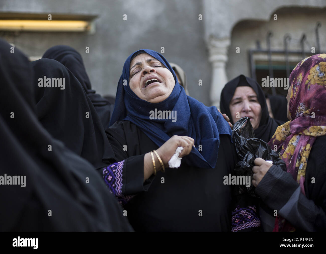 La città di Gaza, la striscia di Gaza, la Palestina. Xii Nov, 2018. I parenti di palestinesi Mostafa Hassan Abu Odeh, che è stato ucciso in un attacco aereo israeliano, piangono durante il suo funerale, in Khan Younis. Credito: Mahmoud Issa/SOPA Immagini/ZUMA filo/Alamy Live News Foto Stock