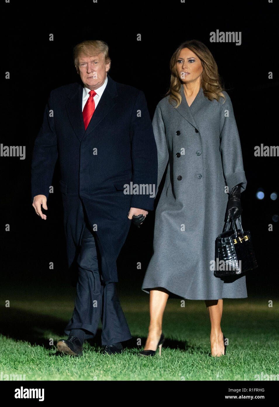 Il Presidente degli Stati Uniti, Trump e la first lady Melania Trump arrivano torna alla Casa Bianca di Washington, DC dopo aver partecipato ad eventi che segna il centenario della I Guerra Mondiale armistizio domenica 11 novembre, 2018. Credito: Chris Kleponis / Pool via CNP /MediaPunch Foto Stock