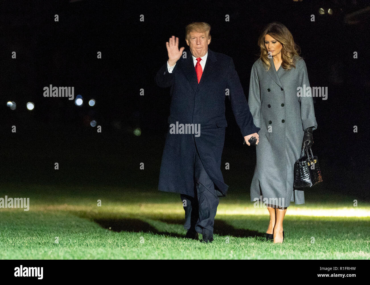 Il Presidente degli Stati Uniti, Trump e la first lady Melania Trump arrivano torna alla Casa Bianca di Washington, DC dopo aver partecipato ad eventi che segna il centenario della I Guerra Mondiale armistizio domenica 11 novembre, 2018. Credito: Chris Kleponis / Pool via CNP /MediaPunch Foto Stock