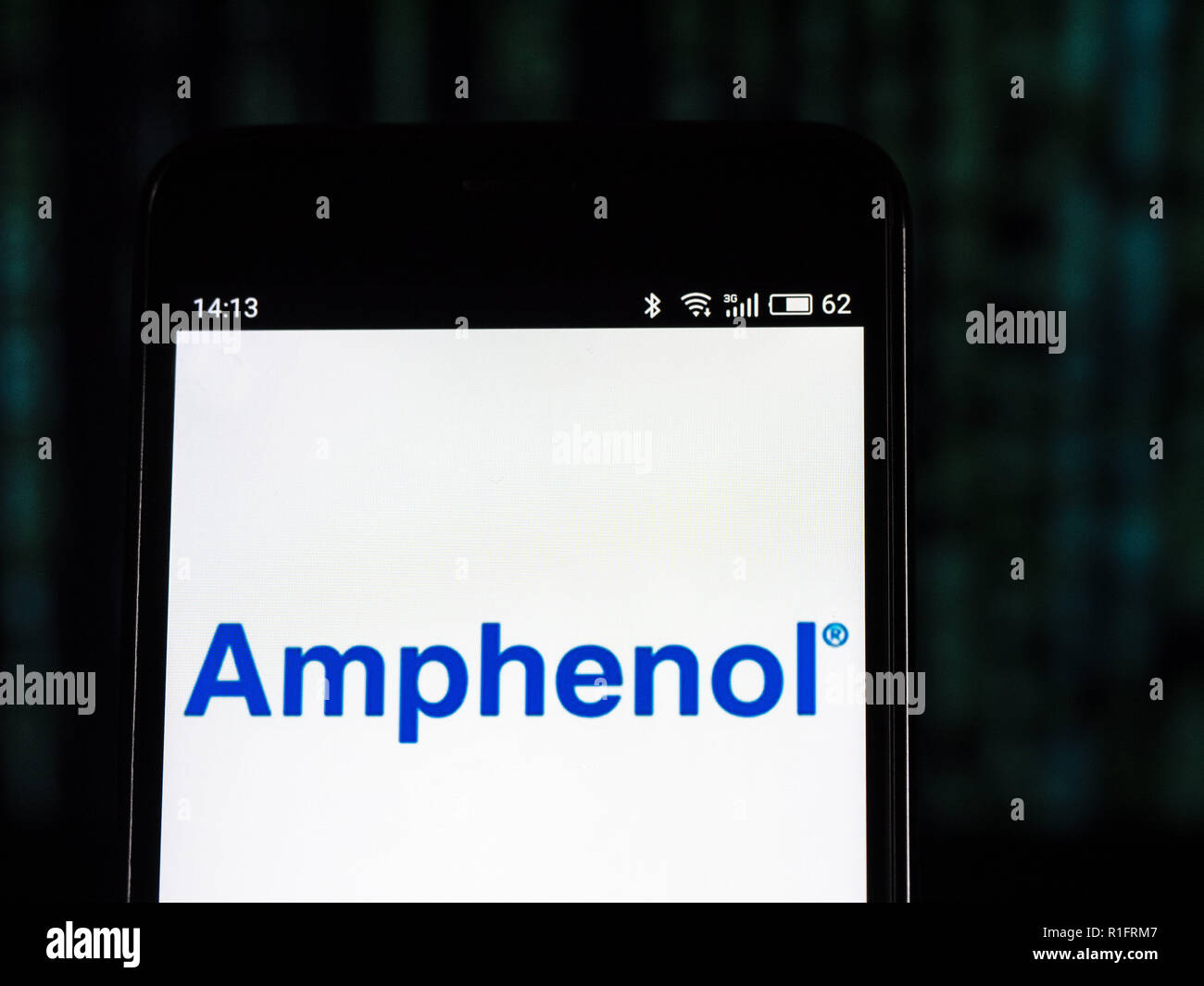 Kiev, Ucraina. 25 ott 2018. Amphenol cavo in fibra ottica Manufacturing Company logo che si vede visualizzato sul telefono intelligente. Amphenol Corporation è un importante produttore di elettronica e connettori per fibre ottiche, cavi e sistemi di interconnessione quali cavi coassiali. Credito: Igor Golovniov SOPA/images/ZUMA filo/Alamy Live News Foto Stock