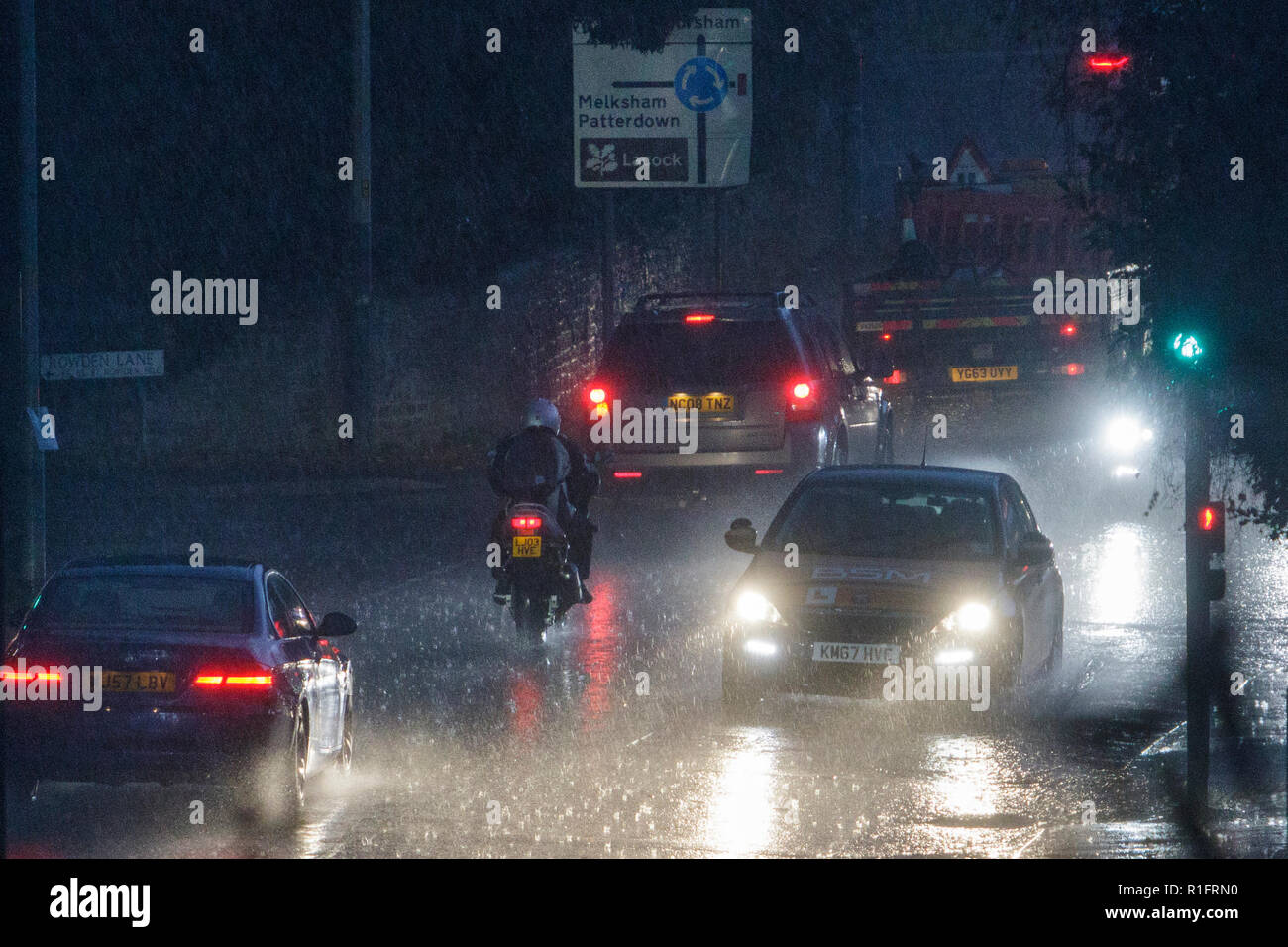 Chippenham, Wiltshire, Regno Unito. 12 Novembre, 2018. Gli automobilisti sono raffigurate sfidando heavy rain in Chippenham come heavy rain docce fanno la loro strada attraverso il sud dell'Inghilterra. Credito: Lynchpics/Alamy Live News Foto Stock
