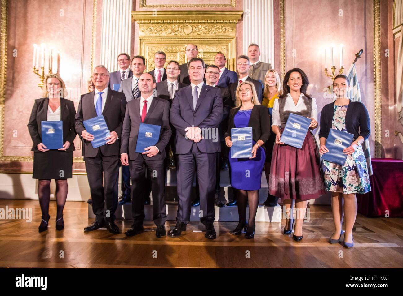 Novembre 12, 2018 - Monaco di Baviera, Germania - Dr. Florian Herrmann, MdL Staatskanzlei, Staatsminister fÃ¼r Bundesangelegenheite. .Judith Gerlach, MdL Staatsminister fÃ¼r Digitales, Medien und Europa. .Joachim Herrmann, MdL Staatsminister des Innern und fÃ¼r l'integrazione. .Il Dott. Hans Reichhart Staatsministerin fÃ¼r Wohnen, Bau und Verkehr. .Georg Eisenreich, MdL Staatsminister der Justiz. .Il prof. Il dott. Michael Piazolo, MdL Staatsminister fÃ¼r Unterricht und Kultus..Bernd Sibler, MdL Staatsministerin fÃ¼r Wissenschaft und Kunst. .Albert FÃ¼racker, MdL Staatsminister der Finanzen, fÃ¼r Landesentwicklu Foto Stock