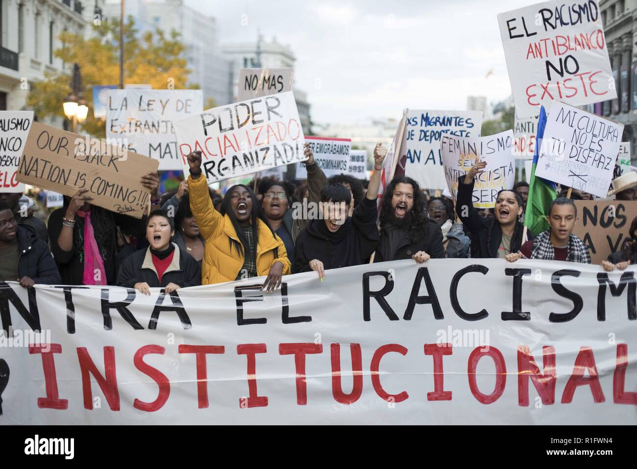 Madrid, Madrid, Spagna. Xi Nov, 2018. Una folla immensa di contestatori visto holding cartelloni per protestare dietro un enorme striscione durante la dimostrazione.centinaia di persone di diversa etnia background hanno protestato contro il razzismo al di fuori delle istituzioni spagnole in Madrid. I manifestanti hanno chiesto che i bianchi di riparare i danni che il razzismo ha fatto per la popolazione nera. Credito: Bruno Thevenin SOPA/images/ZUMA filo/Alamy Live News Foto Stock