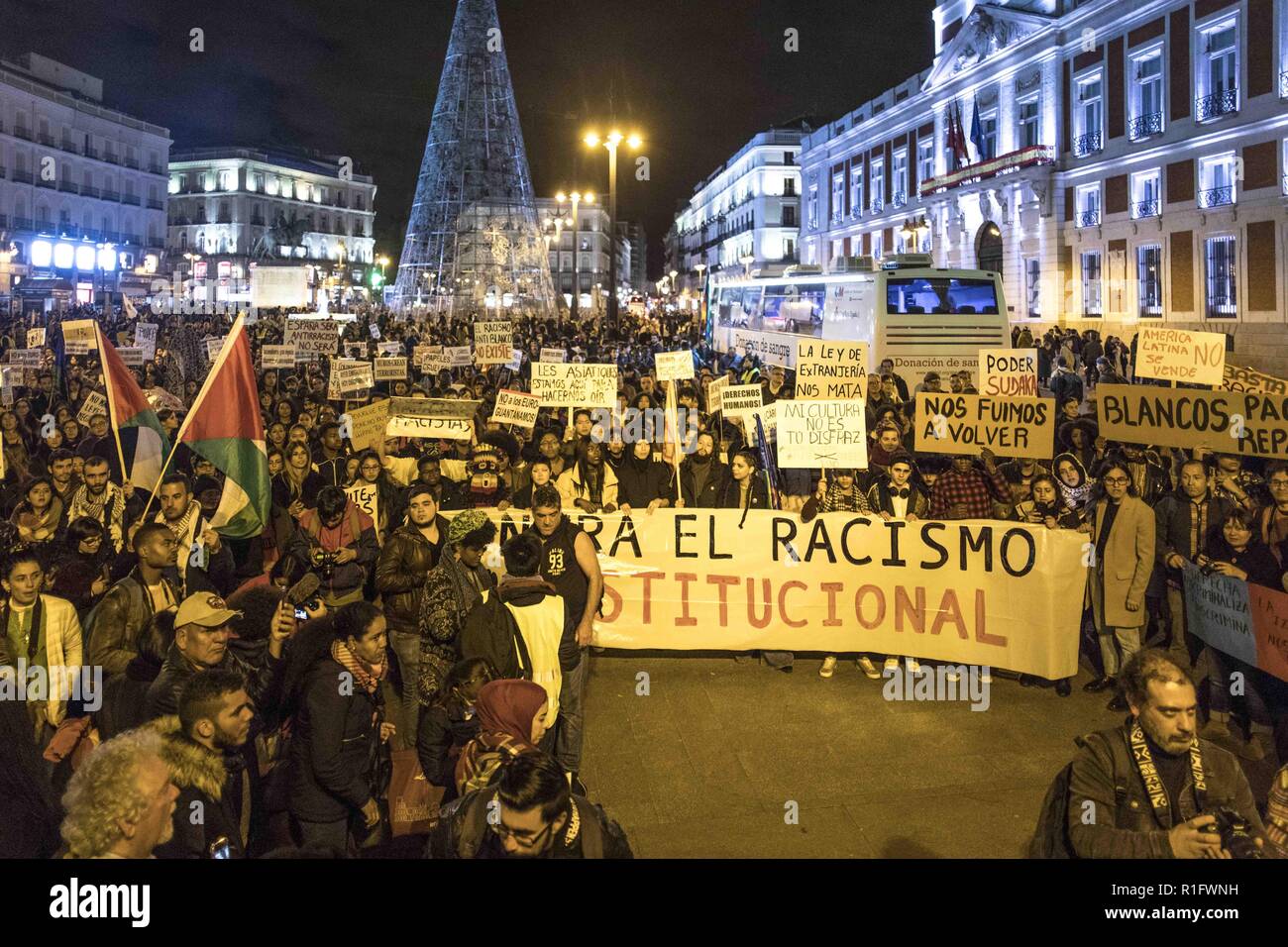 Madrid, Madrid, Spagna. Xi Nov, 2018. Una folla immensa di contestatori visto holding cartelloni per protestare dietro un enorme striscione durante la dimostrazione.centinaia di persone di diversa etnia background hanno protestato contro il razzismo al di fuori delle istituzioni spagnole in Madrid. I manifestanti hanno chiesto che i bianchi di riparare i danni che il razzismo ha fatto per la popolazione nera. Credito: Bruno Thevenin SOPA/images/ZUMA filo/Alamy Live News Foto Stock