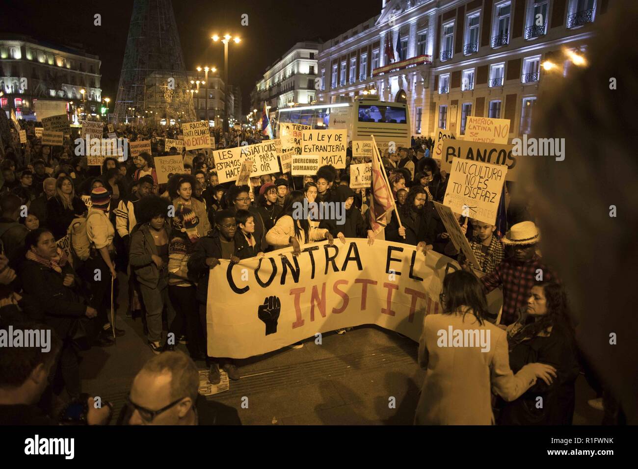 Madrid, Madrid, Spagna. Xi Nov, 2018. Una folla immensa di contestatori visto holding cartelloni per protestare dietro un enorme striscione durante la dimostrazione.centinaia di persone di diversa etnia background hanno protestato contro il razzismo al di fuori delle istituzioni spagnole in Madrid. I manifestanti hanno chiesto che i bianchi di riparare i danni che il razzismo ha fatto per la popolazione nera. Credito: Bruno Thevenin SOPA/images/ZUMA filo/Alamy Live News Foto Stock