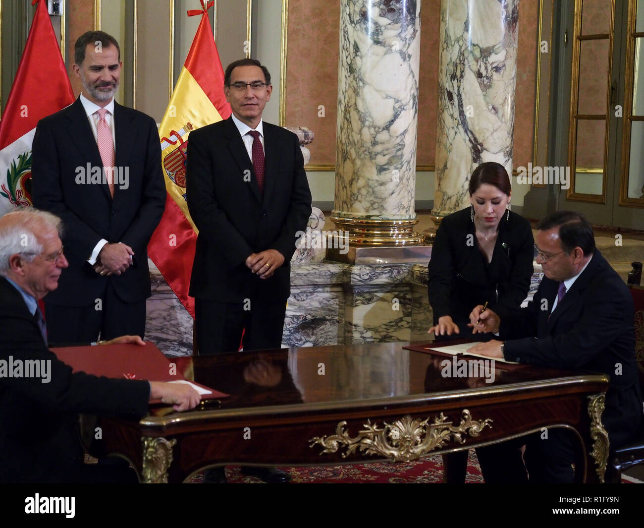 Lima, Perù. 12 Nov 2018. Il Ministro degli esteri spagnolo Jose Borrel segni di accordi bilaterali con la Repubblica del Perù durante una cerimonia a cui hanno partecipato il presidente del Perù Martin Vizcarra e re Felipe VI della Spagna, presso il Palazzo del Governo. Lo spagnolo Royals arrivati in Perù per una tre giorni di visita di Stato a sottoscrivere gli accordi e lo stiramento delle fascette. Credito: Fotoholica Press Agency/Alamy Live News Foto Stock