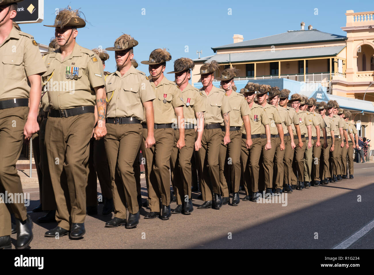 Soldati che marciano il giorno dell'Anzac a Charters Towers, Queensland, Australia Foto Stock