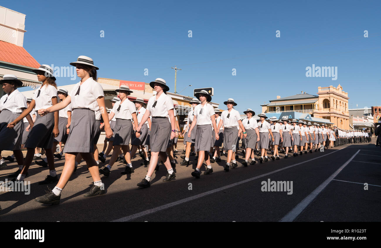 Charters Towers, Australia - 25 Aprile 2018: scuola bambini marciando su Anzac Day in Charters Towers, Queensland, Australia Foto Stock