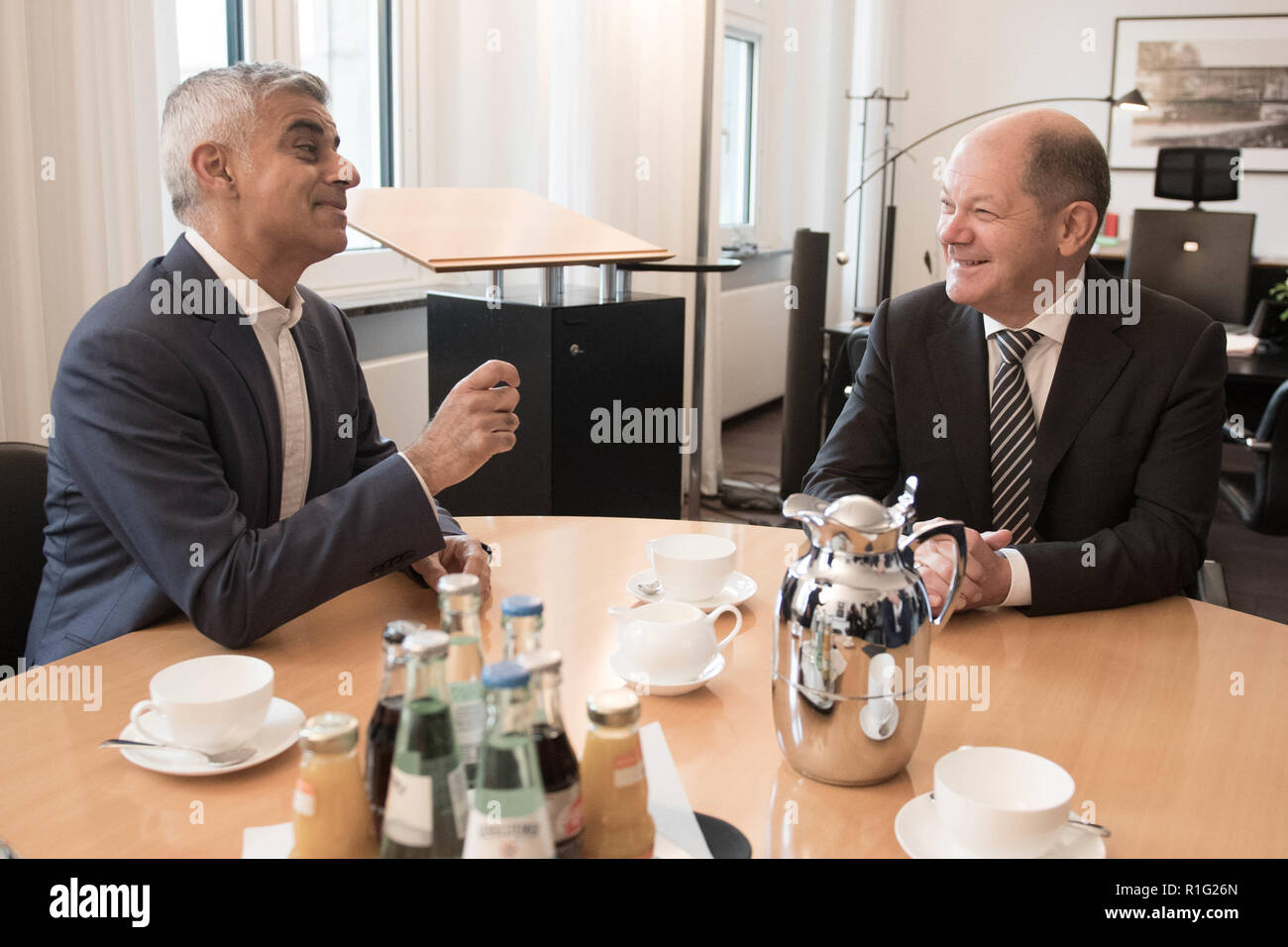 Sindaco di Londra Sadiq Khan incontra il ministro delle finanze tedesco Olaf Scholz durante una visita di tre giorni a capitali europee dove incontrerà i dirigenti aziendali e i politici. Foto Stock