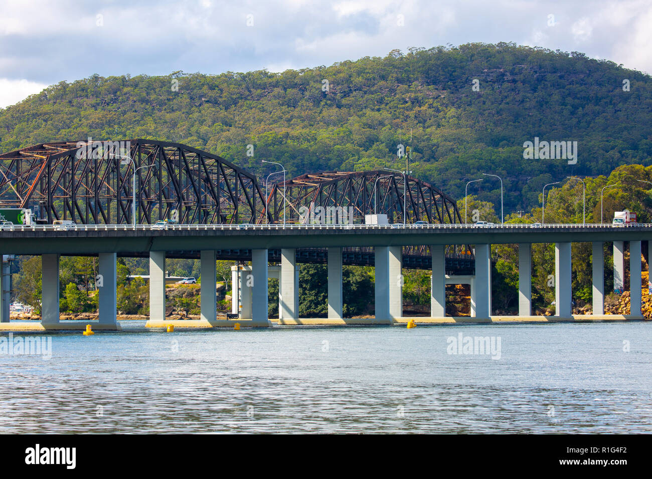 Ponte dei traghetti in acciaio costruito nel 1945 lungo il ponte in cemento di Brooklyn a Mooney Mooney a nord di Sydney sulla pacific Highway Road Foto Stock