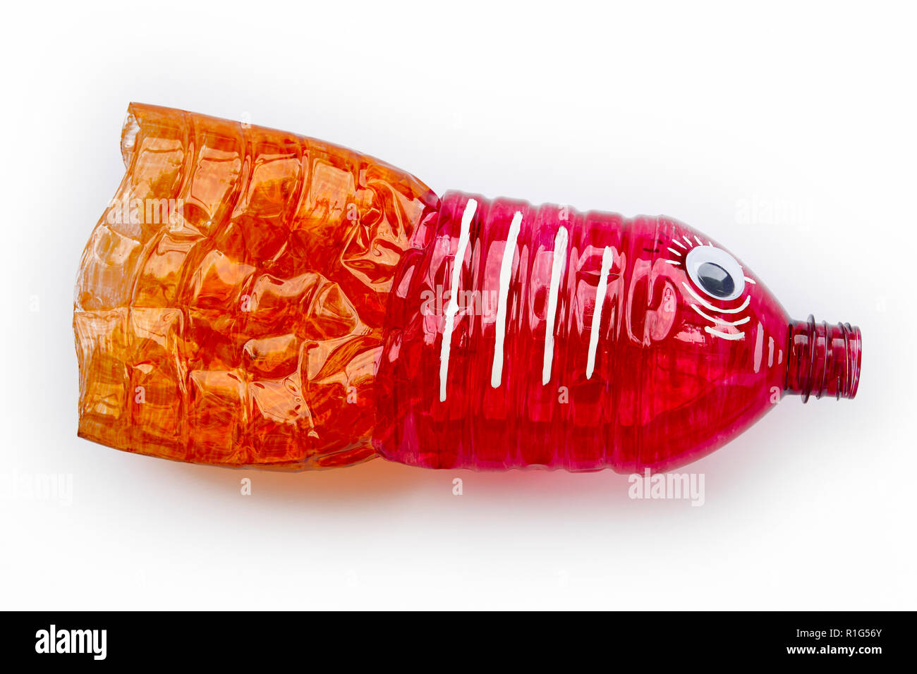 La bottiglia di plastica riciclata in un pesce la figura. Il riutilizzo  garbabe. Isolato Foto stock - Alamy