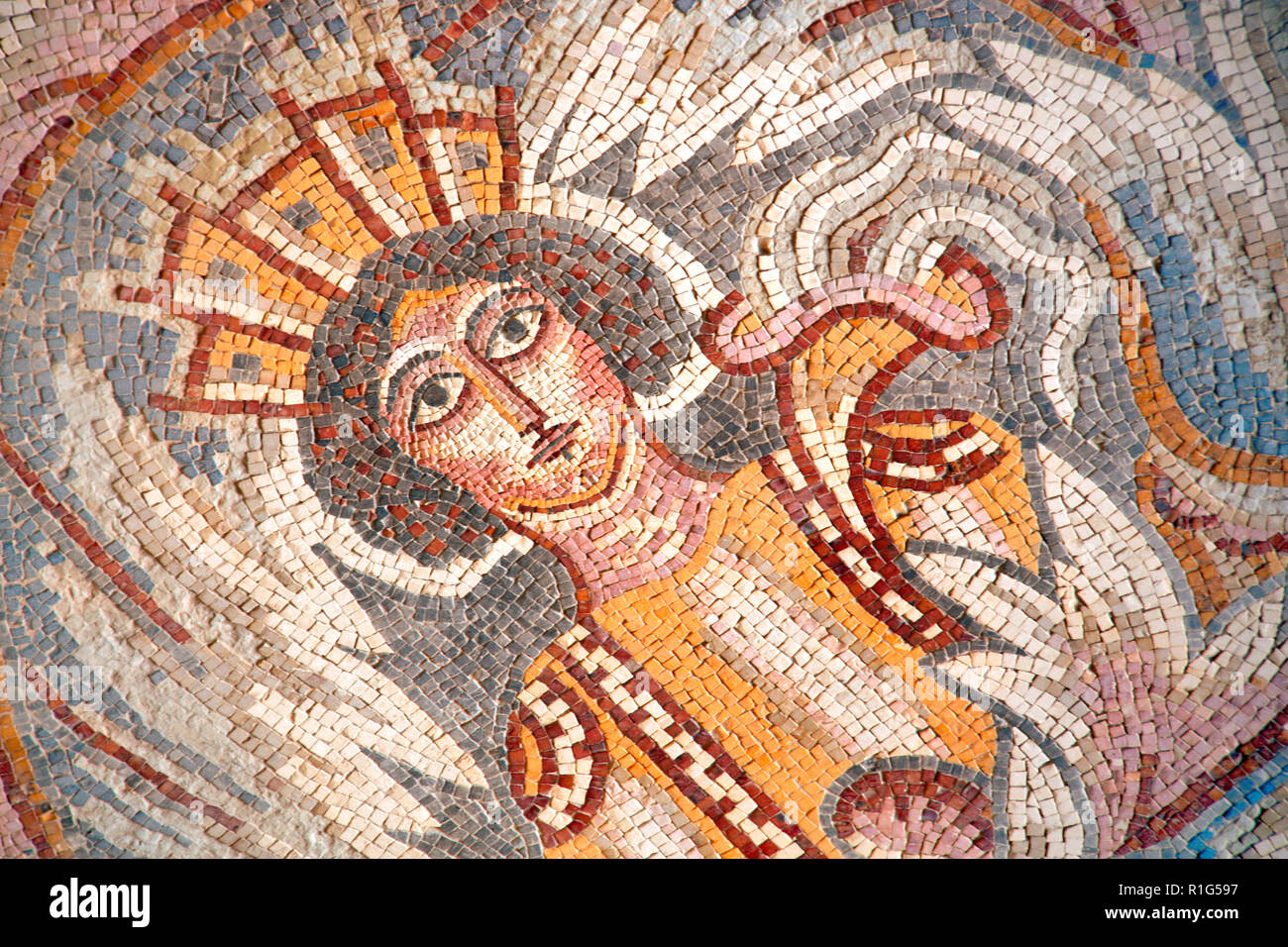 Bizantina in pietra naturale mosaici di piastrelle con la faccia del mitico della dea e ornamenti floreali, Madaba, Giordania Foto Stock