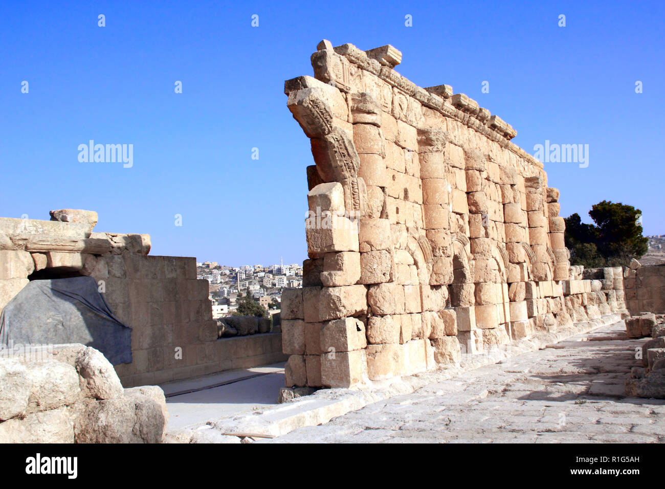 Rovine dell antico tempio con colonne in Jerash (Gerasa), antica capitale romana e la più grande città di Jerash Governatorato, Giordania, Medio Oriente. UNESCO wor Foto Stock