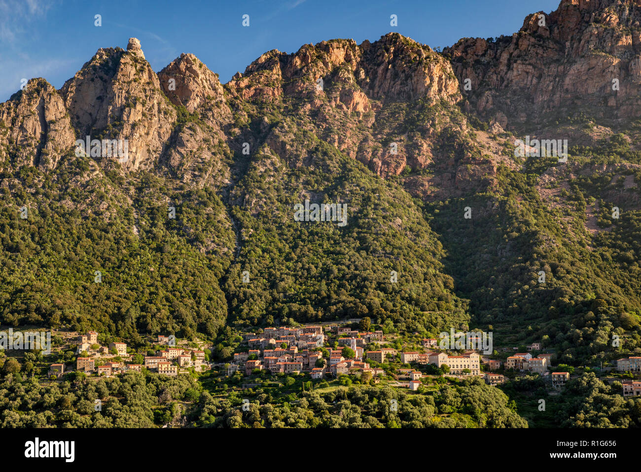 Capo d'Ota massiccio oltre la collina città di Ota, Gorges de Spelunca, Corse-du-Sud, Corsica, Francia Foto Stock