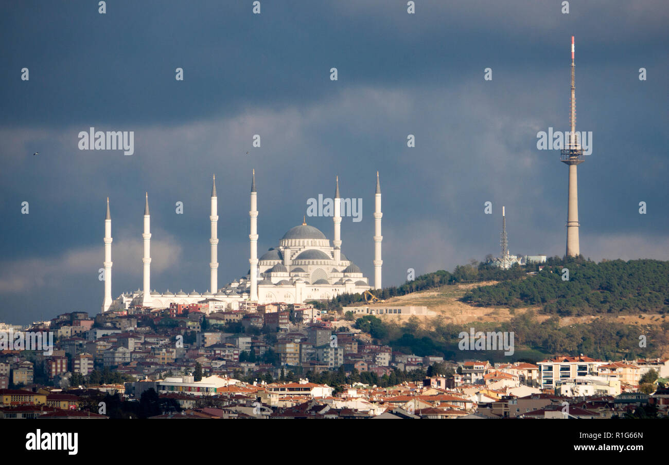 Vista di Camlica moschea di Istanbul, Turchia Foto Stock