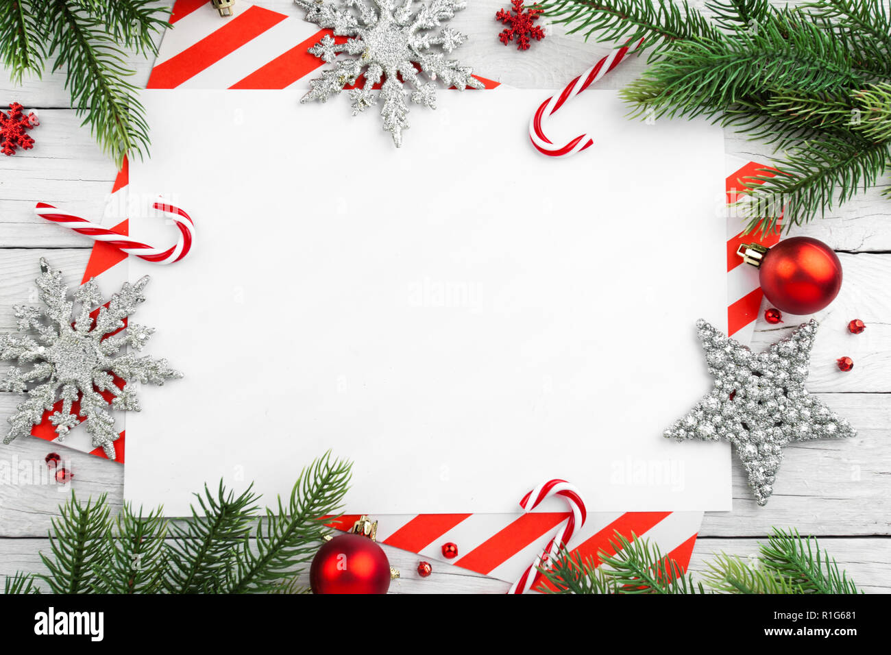 Bordo di Natale - rami di alberi con le palle, candy e stella Foto Stock