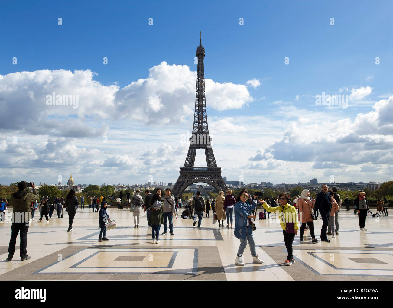 I turisti in Place du Trocadéro affacciato sulla Torre Eiffel, Parigi, Francia Foto Stock