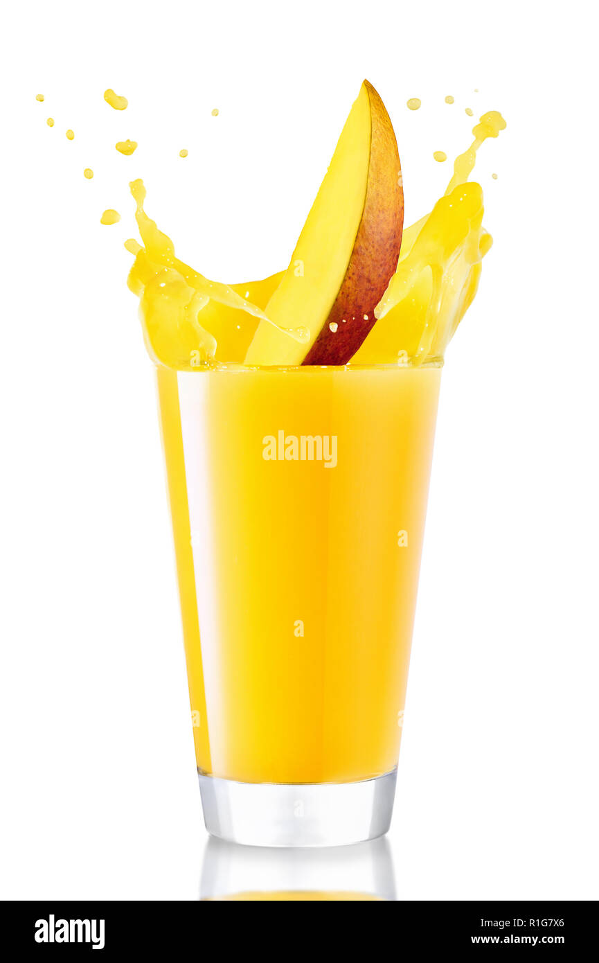 Bicchiere di spruzzi di succo di mango Foto Stock