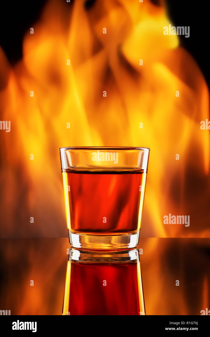 Whiskey in piccolo colpo di vetro e di fuoco Foto Stock