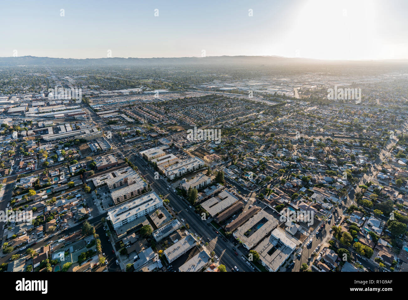 Vista aerea verso Laurel Canyon Blvd e a nord di Hollywood in San Fernando Valley di Los Angeles, California. Foto Stock