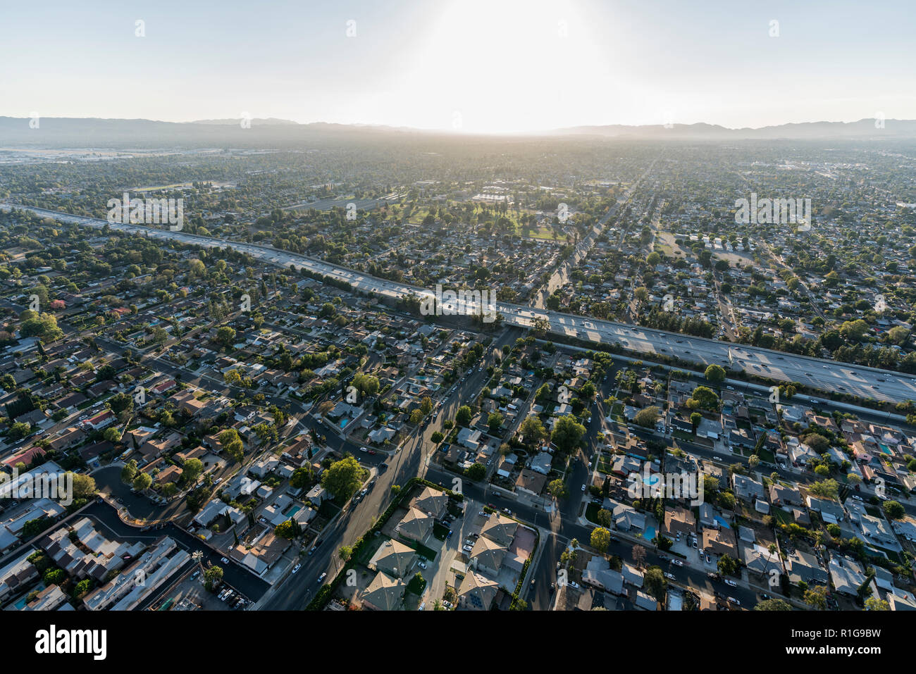 Nel tardo pomeriggio vista aerea di San Diego Freeway 405 in direzione attraversando la valle di San Fernando in Los Angeles, California. Foto Stock