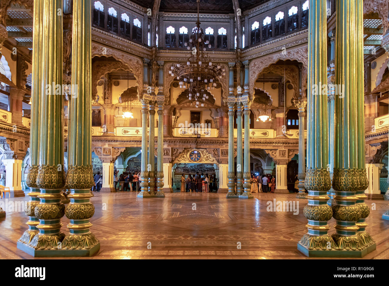 Sala centrale a Mysore Palace, Mysore, Karnataka, India Foto Stock