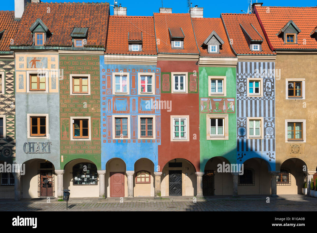 Poznan Piazza del Mercato, la vista delle facciate colorate medievale di venditori di pesce' alloggia nella piazza del mercato, Poznan Città Vecchia, Polonia. Foto Stock