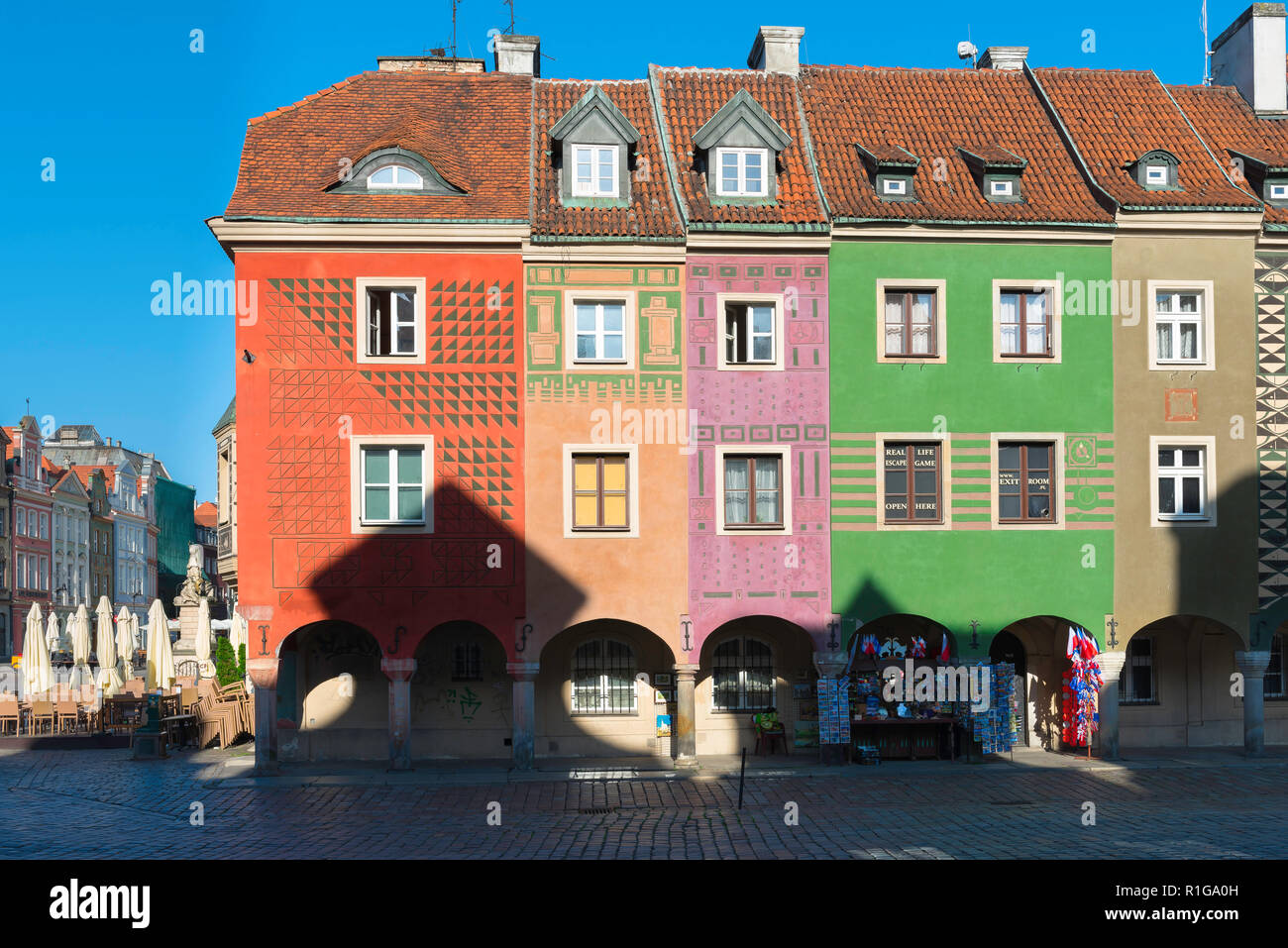 La Polonia edificio medievale, vista delle facciate colorate medievale di venditori di pesce' alloggia nella piazza del mercato, Poznan Città Vecchia, Polonia. Foto Stock