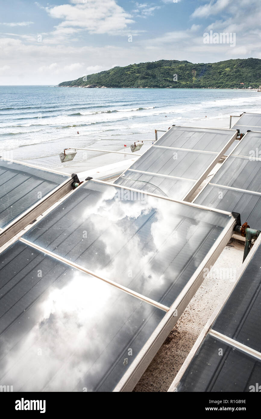Pannelli fotovoltaici sul tetto di un hotel. bombinhas, Santa Catarina, Brasile. Foto Stock