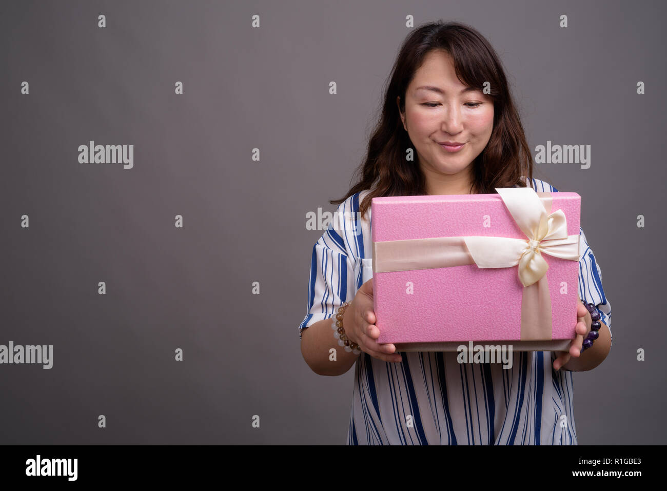 Coppia bella asiatica imprenditrice azienda confezione regalo Foto Stock