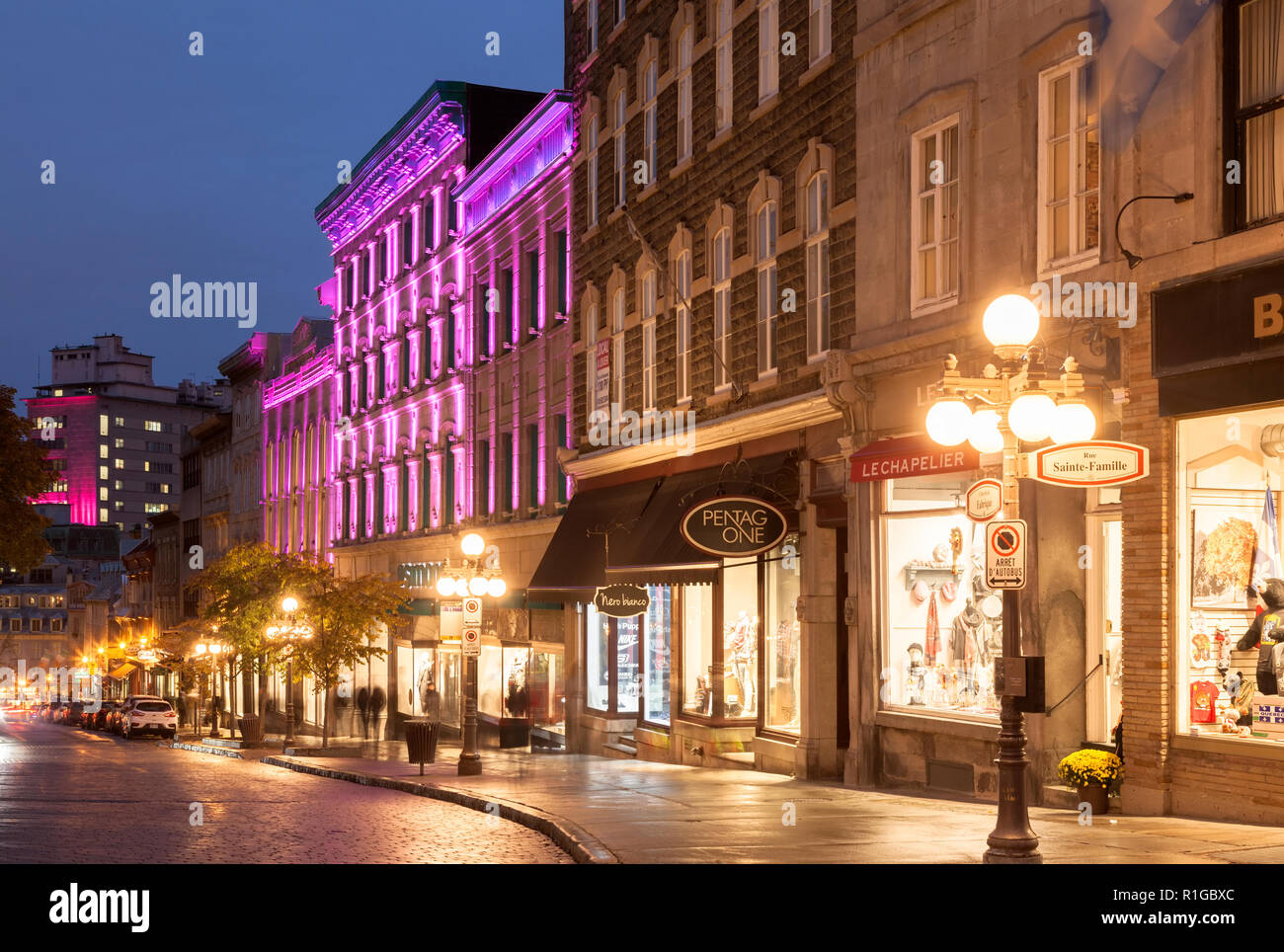 Edifici storici lungo la Côte de la Fabrique al crepuscolo in Old Quebec City, Québec, Canada. Foto Stock