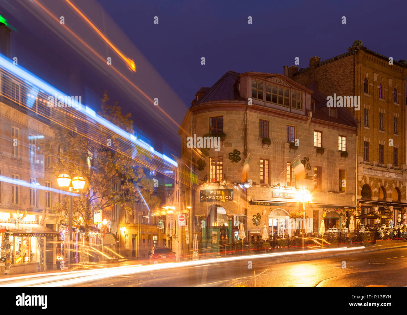 La Côte de la Fabrique al crepuscolo in Old Quebec City, Québec, Canada. Foto Stock