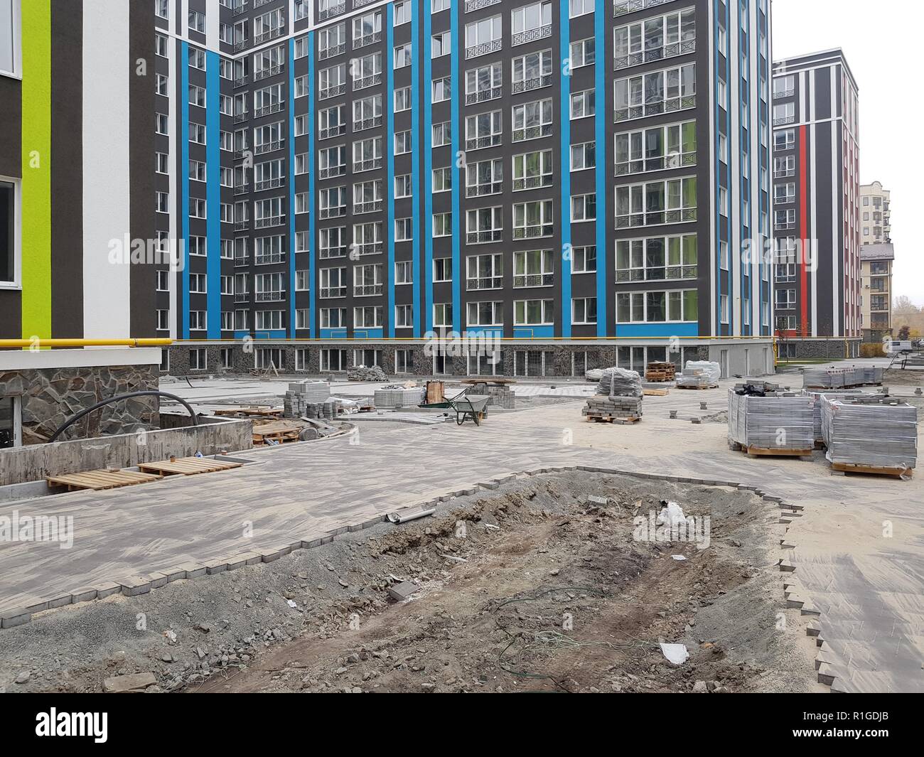 Costruzione di un nuovo edificio residenziale. incompiuta la copertura di cantiere Foto Stock