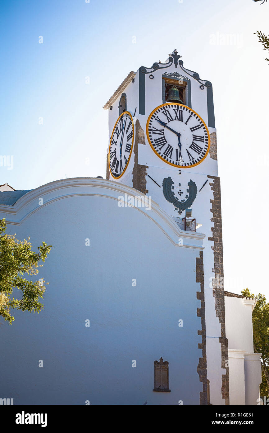 Campanile di una chiesa in Tavira, regione di Algarve, PORTOGALLO Foto Stock