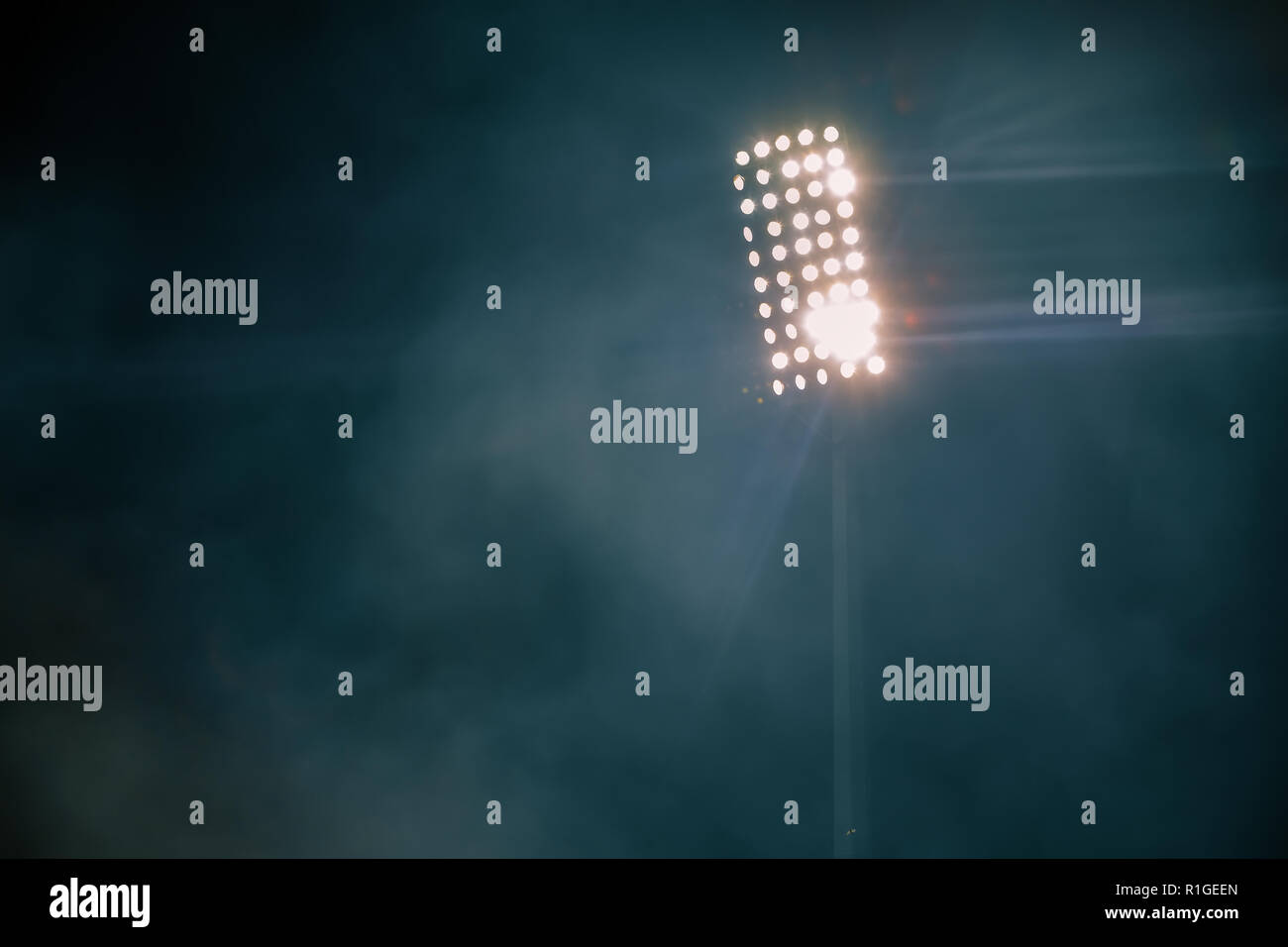 Le luci dello stadio e del fumo Foto Stock