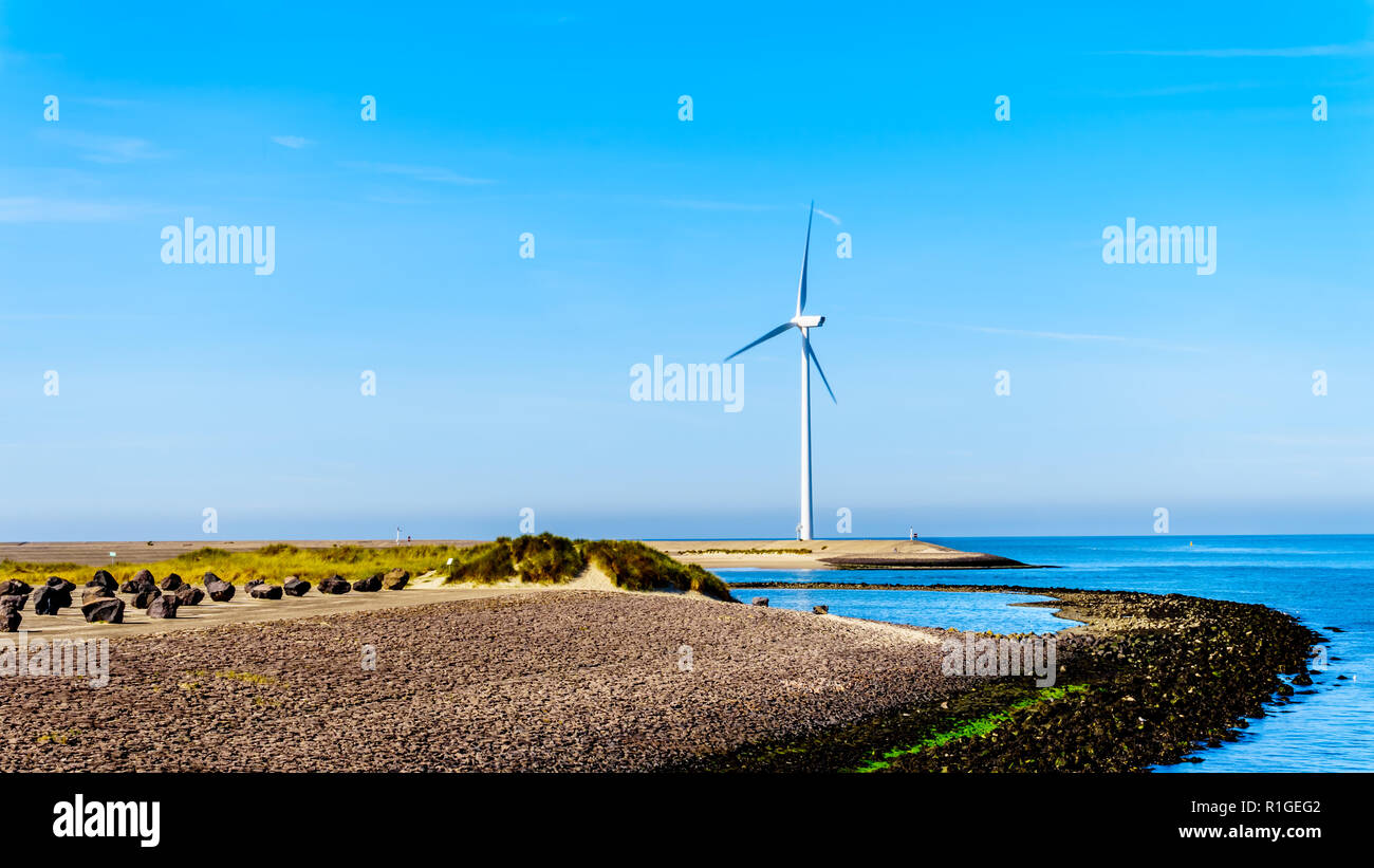 Le turbine eoliche all'ingresso Oosterschelde al Neeltje-reimerswaal Jans isola al Delta opere Mareggiata barriera nella provincia Zeeand nei Paesi Bassi Foto Stock